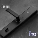 قفل دیجیتال ALOCK مدل S550 نصب شده روی درب چوبی